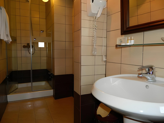 Bathroom 2, Hotel Mangalemi, Beratit