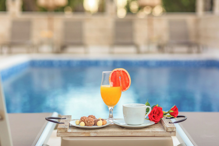 Food & Drinks 5, Luxury Apartments Queen