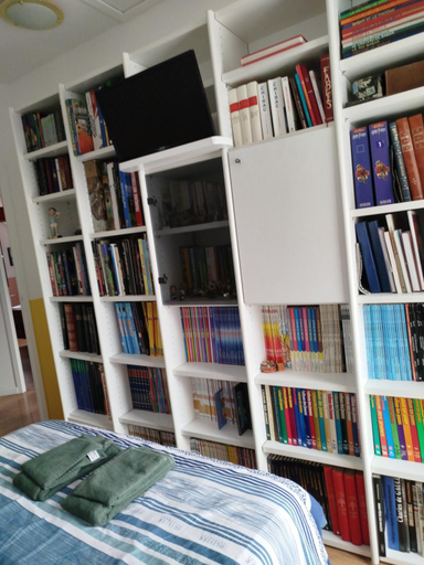 Others 4, Chambre jaune dans maison avec parking, Haute-Savoie