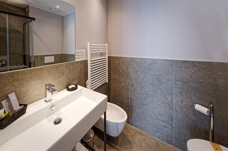Bathroom 23