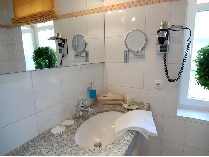 Bathroom 4, Sylthotel Raffelhuschen Garni, Nordfriesland