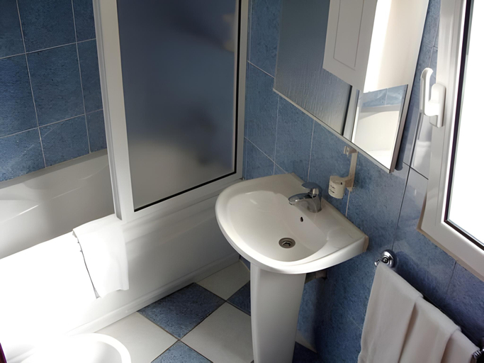Bathroom 2, Residencial Familia, Machico
