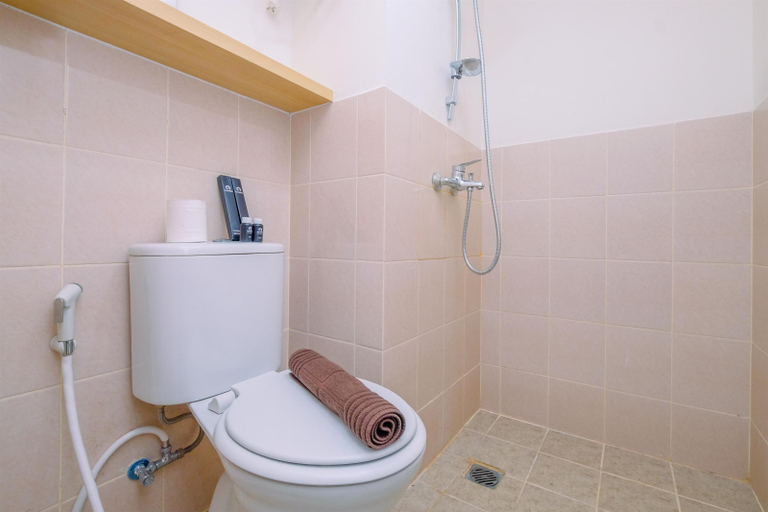 Bathroom 5, Best Choice and Tidy 2BR Podomoro Golf View Apartment By Travelio, Bogor