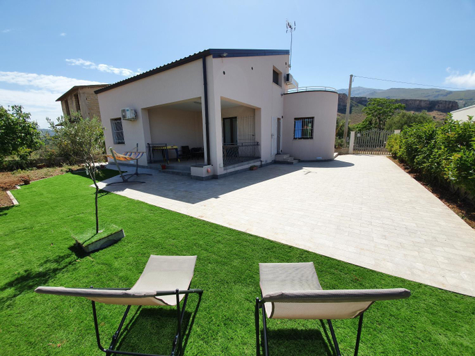 Others 5, Villa Lindi, Trapani