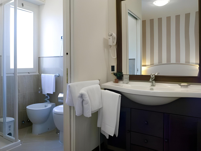 Bathroom 5, Hotel Viscardo, Lucca
