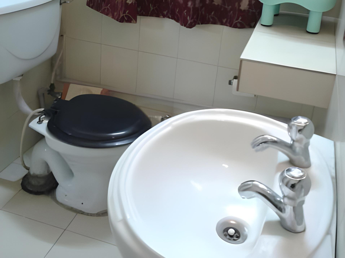 Bathroom 4, Hotel Pawan, Agra