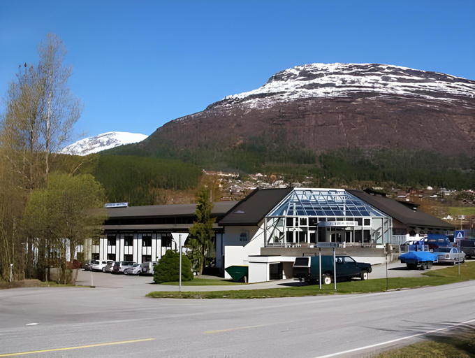 Exterior & Views