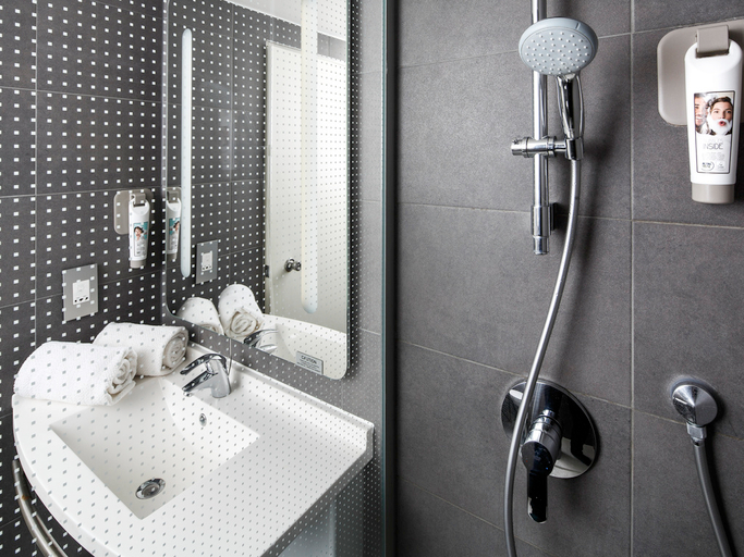Bathroom 5, ibis London Greenwich, London