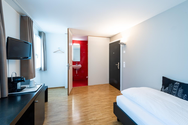 Bedroom 2, Hotel Bauernhof, Zug