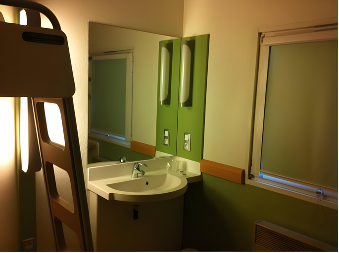 Bathroom 3, ibis budget Mâcon Nord, Saône-et-Loire