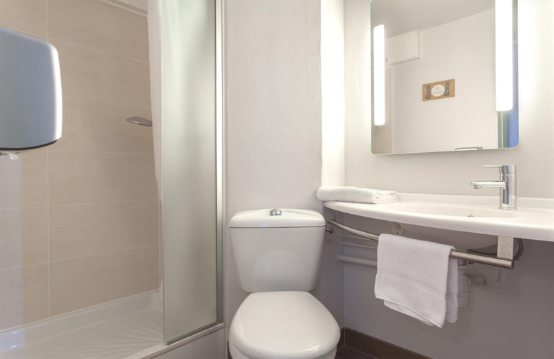 Bathroom 5, B&B HOTEL Chambery La Cassine, Savoie