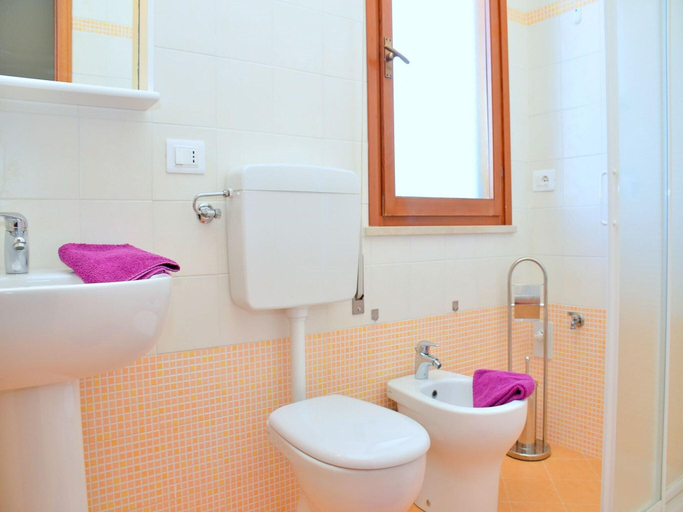 Bathroom, Nice Two-Bedroom Apartment with huge attic terrace - By Beahost Rentals, Venezia