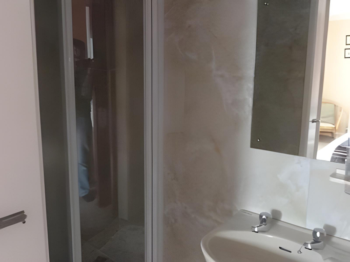 Bathroom 3, Elnor Guest House, Cornwall