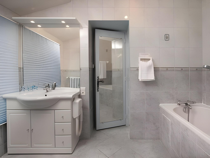 Bathroom 4, Hôtel Le Clos des Arts, Côte-d'Or