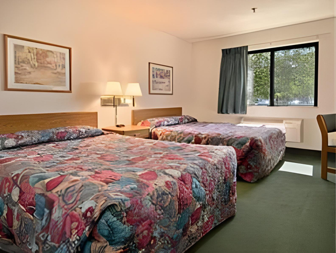 Bedroom 3, Super 8 by Wyndham Peoria, Peoria