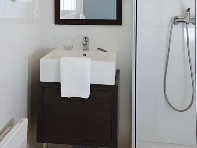 Bathroom 1, Hotel Restaurant Le Lion d'Or, Charente-Maritime