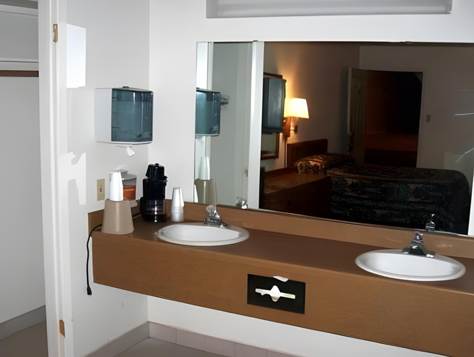 Bathroom 3, Executive Inn Hebbronville, Jim Hogg