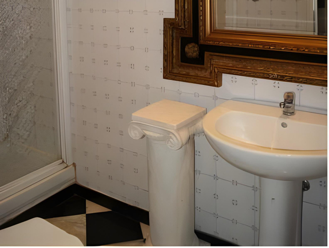 Bathroom 2, San Giorgio Rooms, Genova