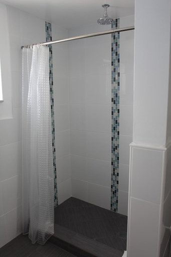 Bathroom 3, Snooze, Broward