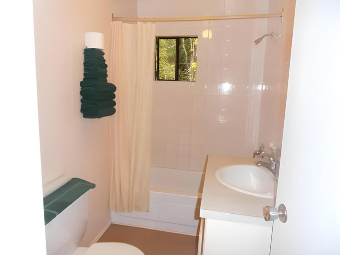Bathroom 3, The Hitching Post Motel, Squamish-Lillooet