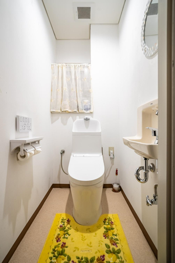 Bathroom 3, 梟の宿 岛之内5号馆 步行300m至道顿堀! 徒步6分钟日本桥站! 心斋桥10分钟 黑门市场15分种徒步圈内 !中央区古风民宅77平方2间房可住6人, Osaka