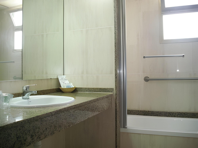 Bathroom 4, Hotel Olympus Palace, Tarragona