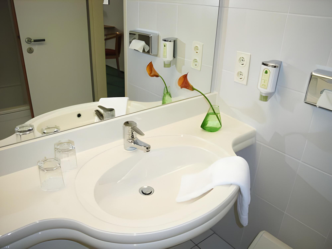 Bathroom 4, Luther-Hotel Wittenberg, Wittenberg