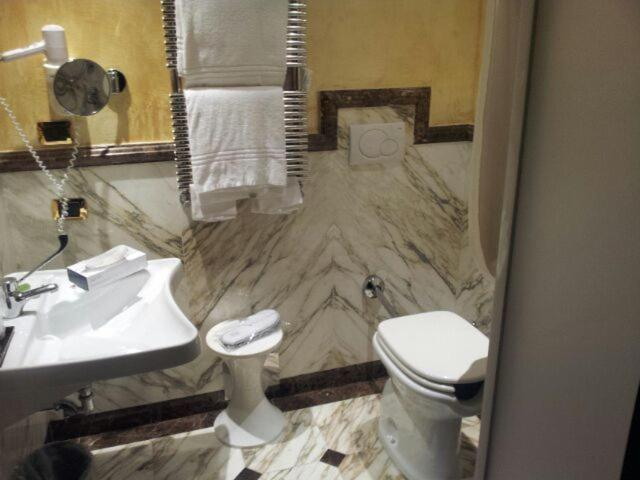 Bathroom 3, San Anselmo, Roma