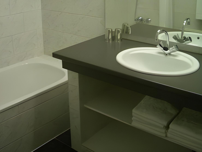 Bathroom 3, Hotel Edenpark, Brunssum