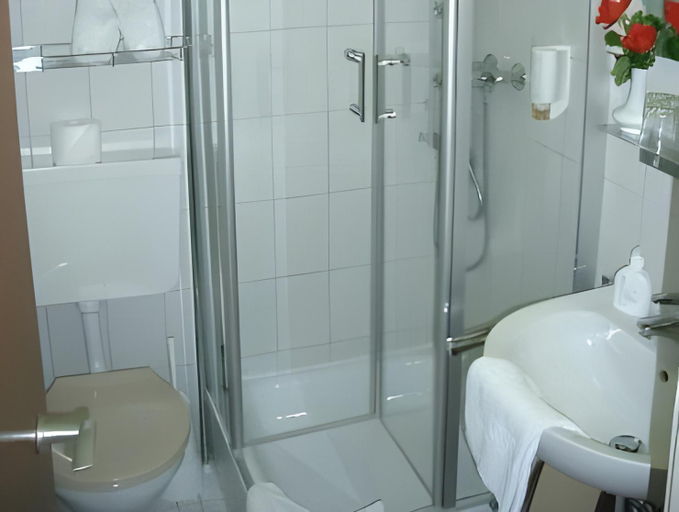 Bathroom 4, Stadthotel Geis, Rhön-Grabfeld