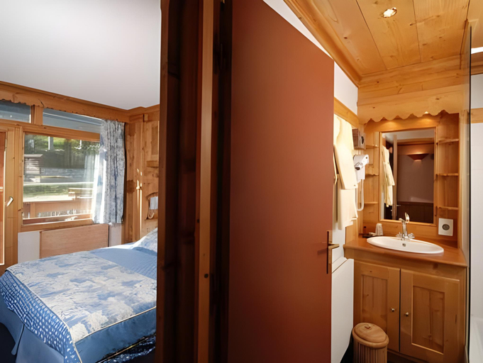 Bedroom 3, Hotel L'Eterlou, Savoie
