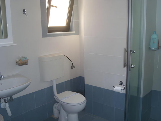Bathroom 4, Ela mesa, Attica