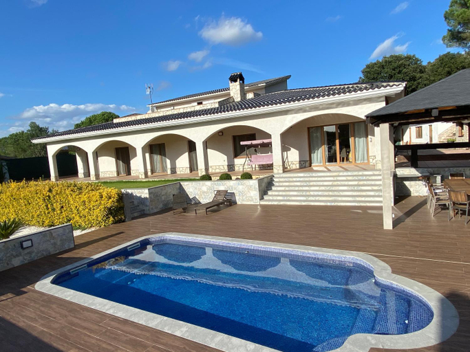 Swimming pool 3, Vivalidays Villa Kiros, Barcelona