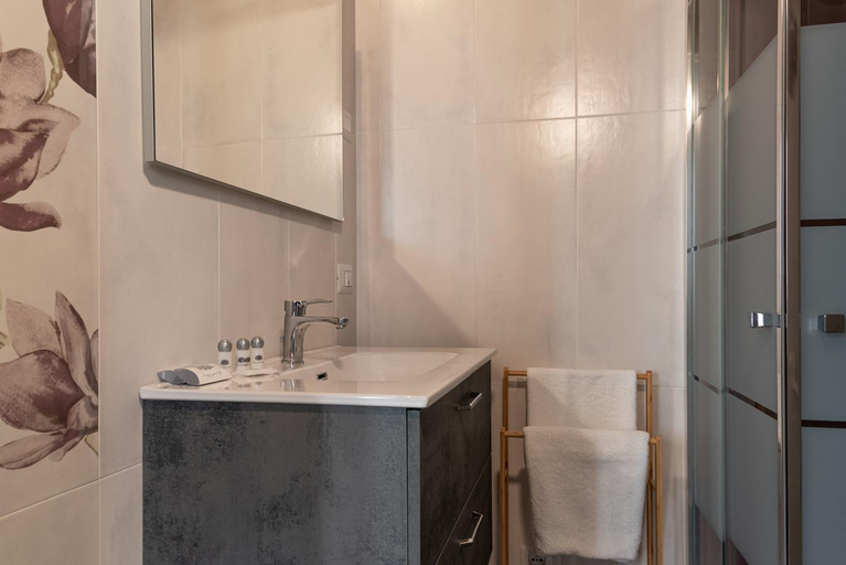 Bathroom 2, Appartamenti Monte Selce, Padua