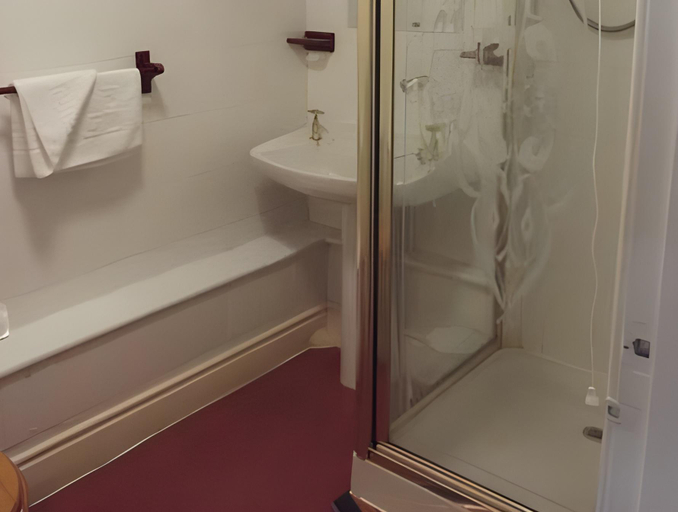 Bathroom 3, Plas Coch Hotel Ltd, Gwynedd