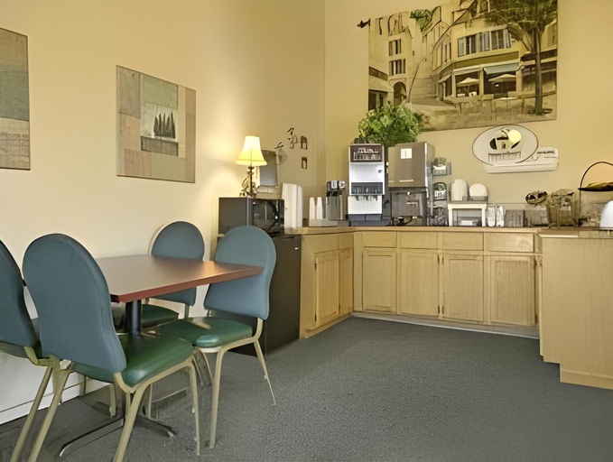 Food & Drinks, Super 8 by Wyndham Willmar, Kandiyohi