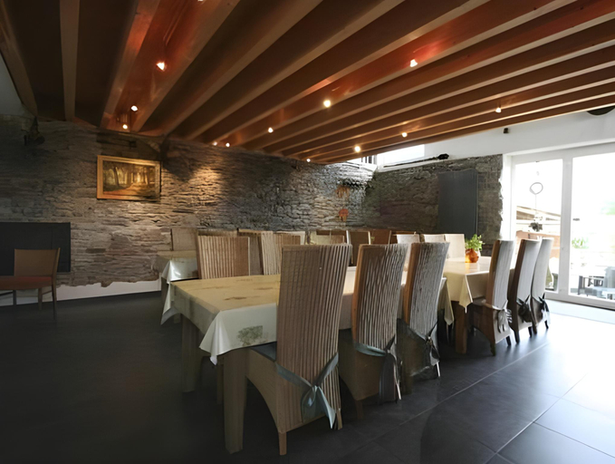 Food & Drinks 4, Moderscheid Cottage with Spa, Liège