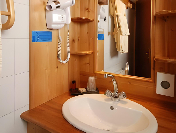 Bathroom 4, Hotel L'Eterlou, Savoie