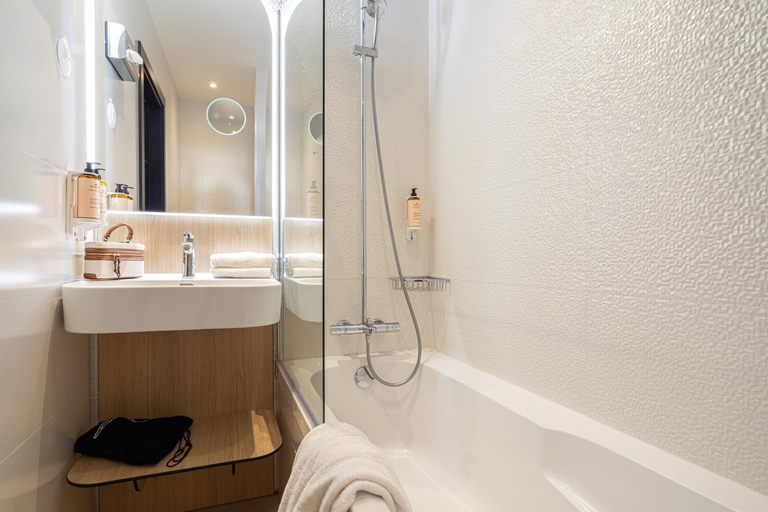 Bathroom 4, Hotel Albert 1er Nice, Alpes-Maritimes