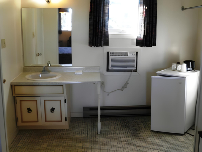 Bedroom 2, Aquarius Motel, Lanark