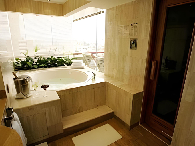 Bathroom 3, Thunderbird Hotel Pardo, Lima