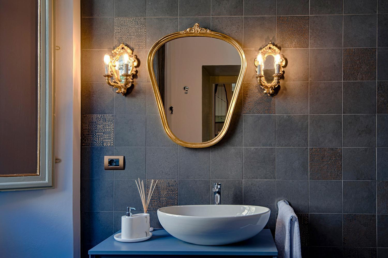 Bathroom, antica bifora rsm