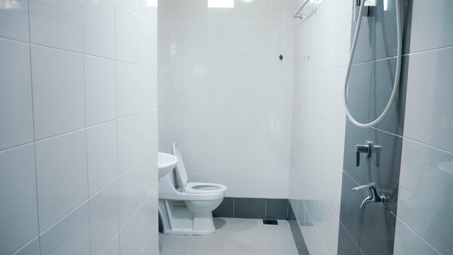 Bathroom 4, Sura Inn, Dungun
