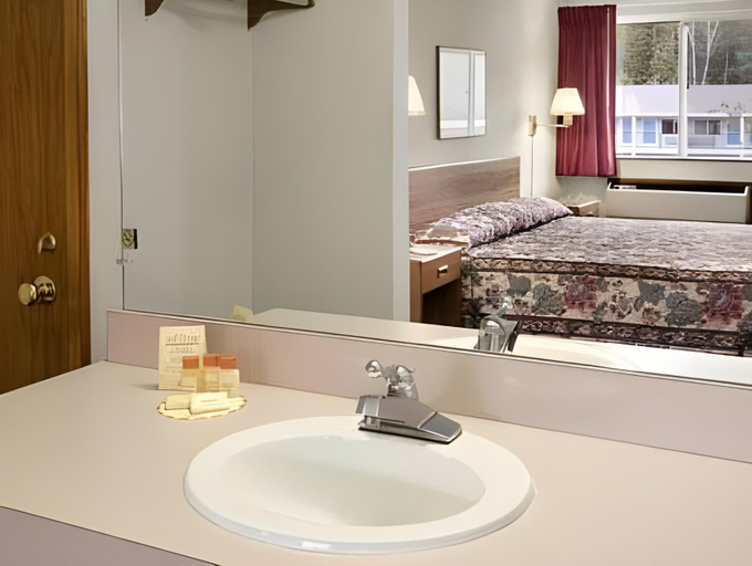 Bedroom 4, Americas Best Value Inn St. Ignace, Mackinac