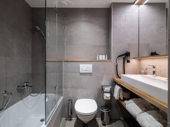 Bathroom 5, Hotel National Zermatt, Visp