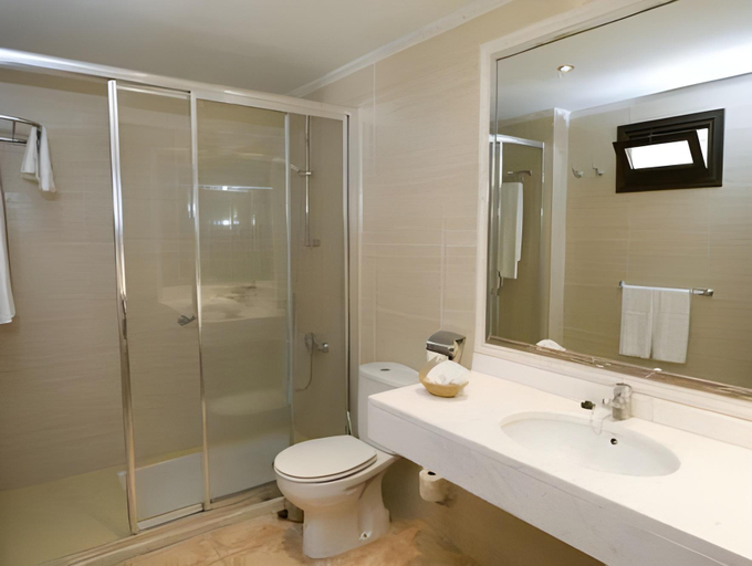 Bathroom 5, LIVVO Lago Taurito Hotel & Aquapark All Inclusive, Las Palmas