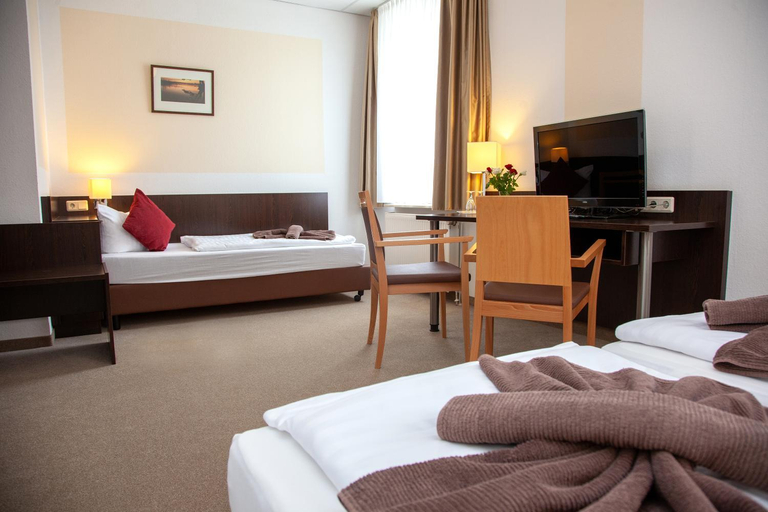 Bedroom 4, Seehotel Zum Lowen, Mecklenburgische Seenplatte