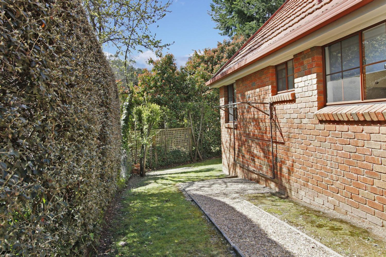 Cedar Cottage - Unit 3 Tudor Village, Alpine - East