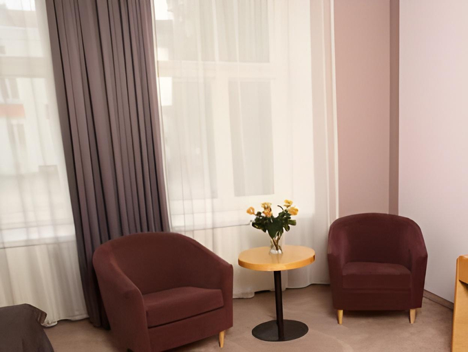 Others 5, Hotel London, Tartu