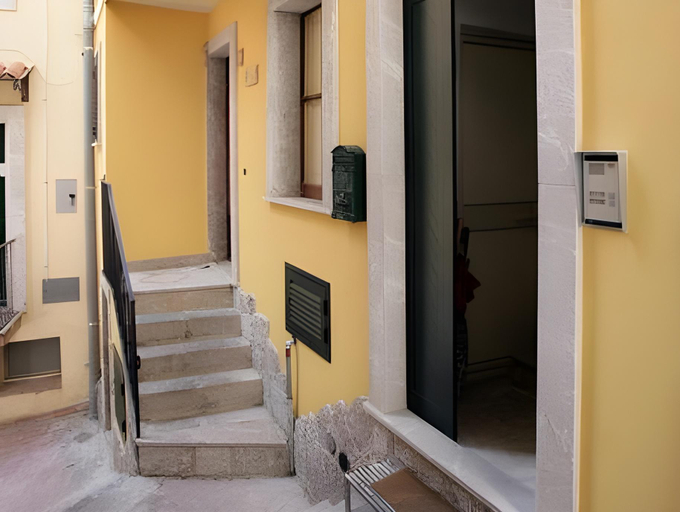 Others 5, Vico Tauro House, Messina
